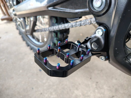 Ultra Bee Wide Pegs - Black